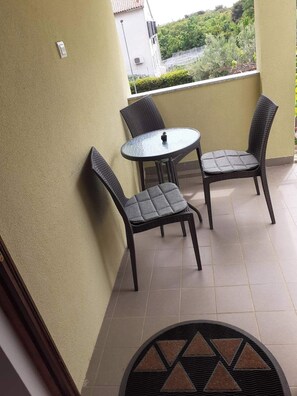 Outdoor dining - Prusic 2, small and cosy apartment in a quiet part of Rovinj (3 persons) (Rovinj)