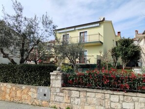 Exterior - Prusic 2, small and cosy apartment in a quiet part of Rovinj (3 persons) (Rovinj)