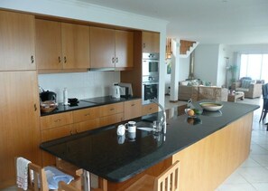 Fridge, microwave, oven, stovetop - 3 bedroom villa and pool, Jardim do Mar, breathtaking view  (Jardim do Mar)