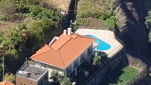 A residential property with a swimming pool, a red-tiled roof, and a garden area. - 3 bedroom villa and pool, Jardim do Mar, breathtaking view  (Jardim do Mar)