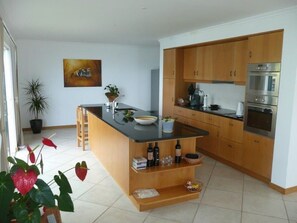 Fridge, microwave, oven, stovetop - 3 bedroom villa and pool, Jardim do Mar, breathtaking view  (Jardim do Mar)