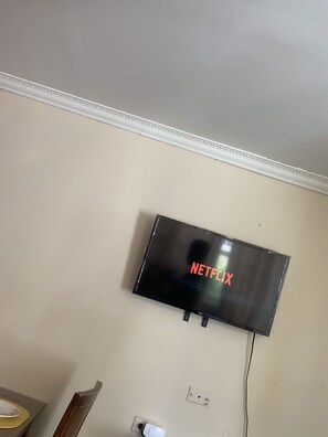 Apartamento familiar, 2 habitaciones | Televisión