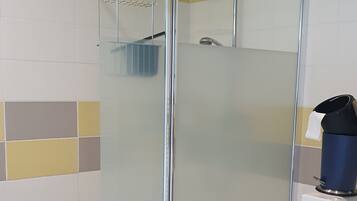 Een douche, toiletpapier