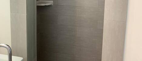 Articles de toilette gratuits, serviettes fournies, savon, shampoing