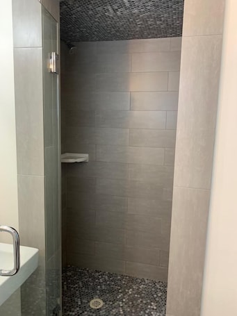 Free toiletries, towels, soap, shampoo. The Sands Motel