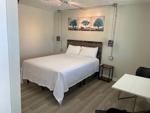 Habitación básica, 1 cama Queen size | Insonorización, tabla de planchar con plancha y wifi gratis