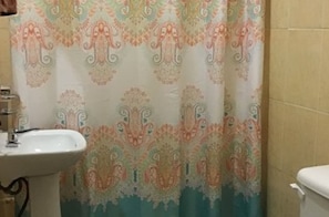 Comfort Double Room, 1 Bedroom | Bathroom | Shower, rainfall showerhead, hair dryer, towels