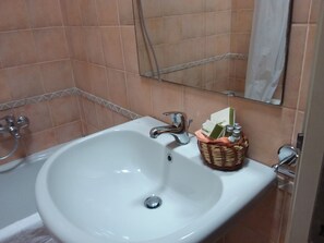 Tina con regadera, secadora de cabello, bidet, toallas