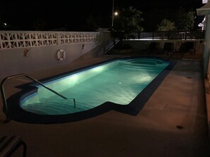 Piscina all'aperto, lettini