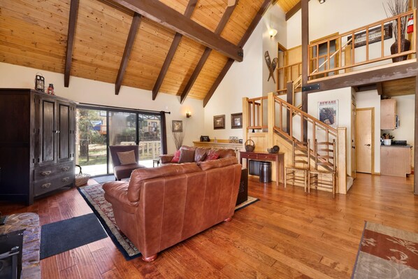 Hus - 3 sovrum | Vardagsrum | 36-tums platt-tv med digitalkanaler, tv och eldstad