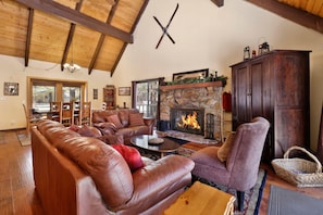 Hus - 3 sovrum | Vardagsrum | 36-tums platt-tv med digitalkanaler, tv och eldstad