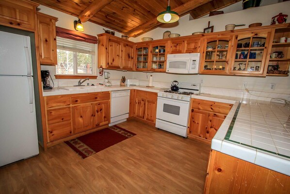 House, 3 Bedrooms | Private kitchen | Fridge, microwave, stovetop, dishwasher