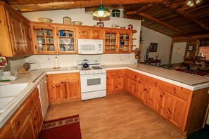 Casa, 3 habitaciones | Cocina privada | Frigorífico, microondas, placa de cocina y lavavajillas