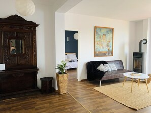 TV, fireplace