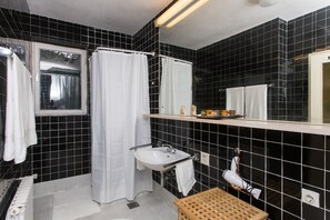 Ensemble douche/baignoire, sèche-cheveux, serviettes fournies, savon