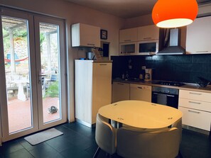 Microwave, dishwasher, coffee/tea maker, toaster