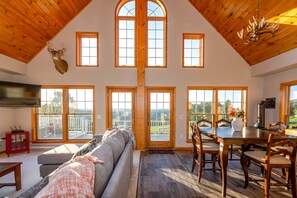 Smart TV, fireplace, books - Sky High Chalet! Gorgeous home on 10+ acres with hot tub, 2 minutes to Wellsboro (Wellsboro)