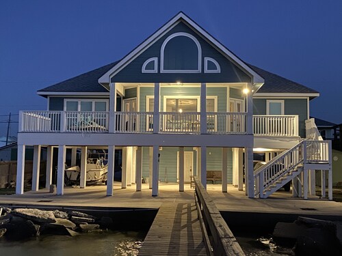 Sunset Cove-4 BR, 2 1/2 BA Waterfront Home. Sleeps 12-Private pier!