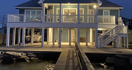 Sunset Cove-4 BR, 2 1/2 BA Waterfront Home. Sleeps 12-Private pier!