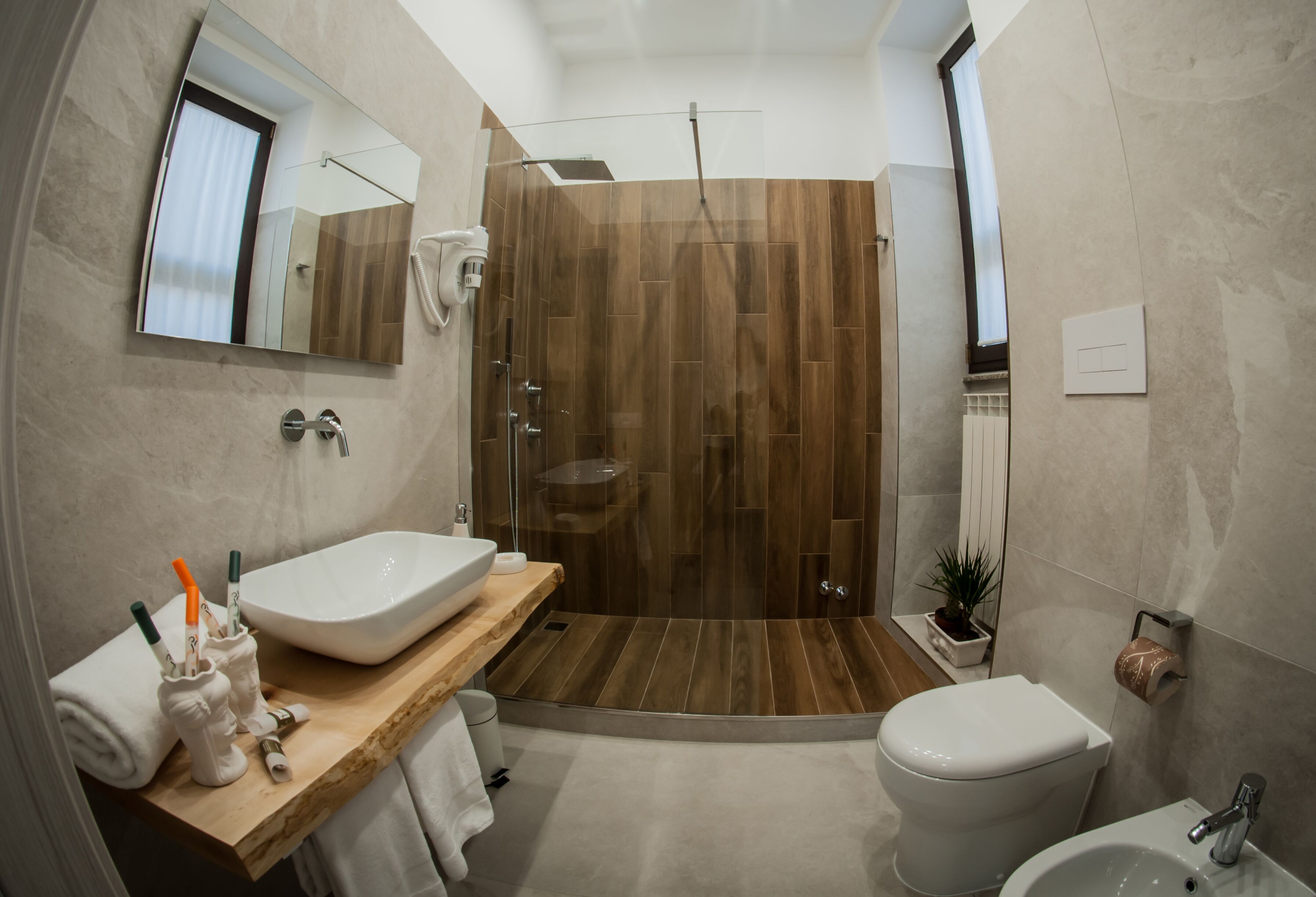 Tripla Luxury, vista città | Bagno | Doccia, soffione a pioggia, set di cortesia firmato, asciugacapelli