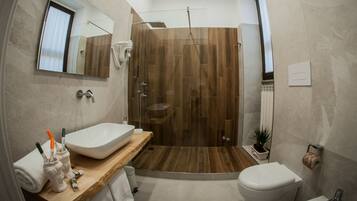 Tripla Luxury, vista città | Bagno | Doccia, soffione a pioggia, set di cortesia firmato, asciugacapelli