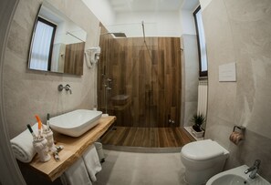 Luxury Triple Room, City View | Bathroom | Shower, rainfall showerhead, designer toiletries, hair dryer - B&B I Mori (Caltagirone)