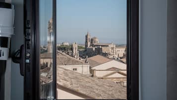 Doppia Luxury con vista sulla scalinata di Santa Maria del Monte | Vista dalla camera