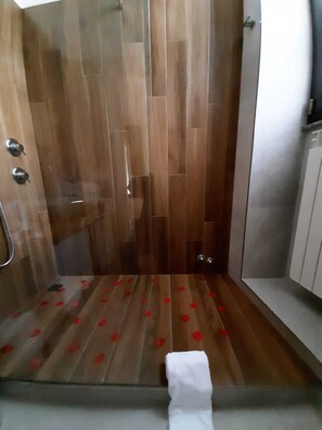 Luxury Triple Room, City View | Bathroom shower - B&B I Mori (Caltagirone)