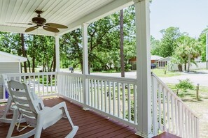 Property grounds - Beautiful Beach Getaway! Walk to Beach! Sleeps 6. (Oak Island)