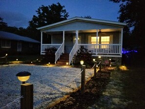 Exterior - Beautiful Beach Getaway! Walk to Beach! Sleeps 6. (Oak Island)