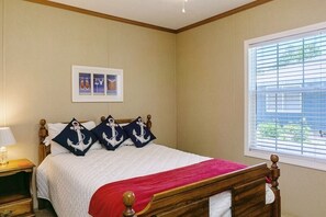 3 bedrooms, iron/ironing board, travel cot, free WiFi - Beautiful Beach Getaway! Walk to Beach! Sleeps 6. (Oak Island)