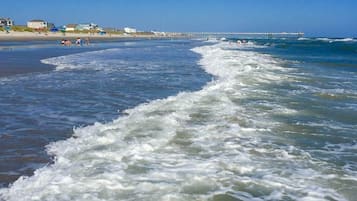 Beach nearby, sun-loungers, beach towels