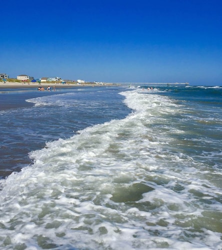 Beautiful Beach Getaway! Walk to Beach! Sleeps 6.