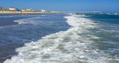 Beautiful Beach Getaway! Walk to Beach! Sleeps 6.