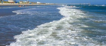 Beautiful Beach Getaway! Walk to Beach! Sleeps 6.