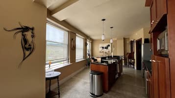 Réfrigérateur, micro-ondes, plaque de cuisson, lave-vaisselle