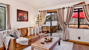บ้านพัก, 2 ห้องนอน | ห้องนั่งเล่น | ทีวีจอแบน 36 นิ้ว พร้อมช่องเคเบิล, ทีวี, เตาผิง