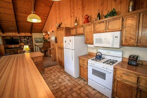 Casa, 6 quartos | Cozinha privada | Geladeira, micro-ondas, cooktop, lava-louças