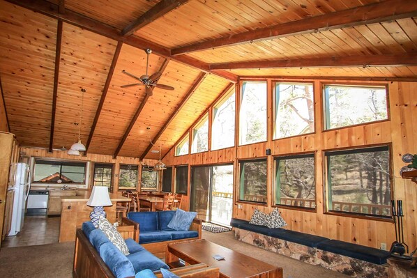 Casa, 6 quartos | Sala de estar | TV 36 polegadas com canais digitais, lareira, aparelho de som