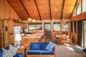 Casa, 6 quartos | Cozinha privada | Geladeira, micro-ondas, cooktop, lava-louças