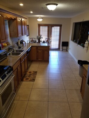 Fridge, microwave, oven, stovetop - Cozy stay near the New HardRock hotel (Hollywood)