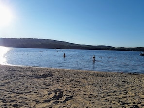 Chaises longues, serviettes de plage