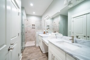 Combined shower/bathtub, towels