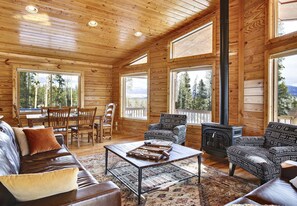 Smart TV, lareira, videogames, pebolim