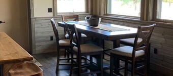 Ennis, MT: Conveniently located vacation cabin