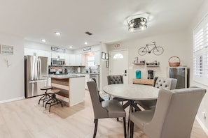 Dining - 720 ft to beach, 2 BR 2 BA, Pool, Beach Gear, Deck, BBQ, W/D, sleeps 6. (Fort Myers Beach)
