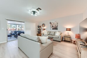 Smart TV, books - 720 ft to beach, 2 BR 2 BA, Pool, Beach Gear, Deck, BBQ, W/D, sleeps 6. (Fort Myers Beach)