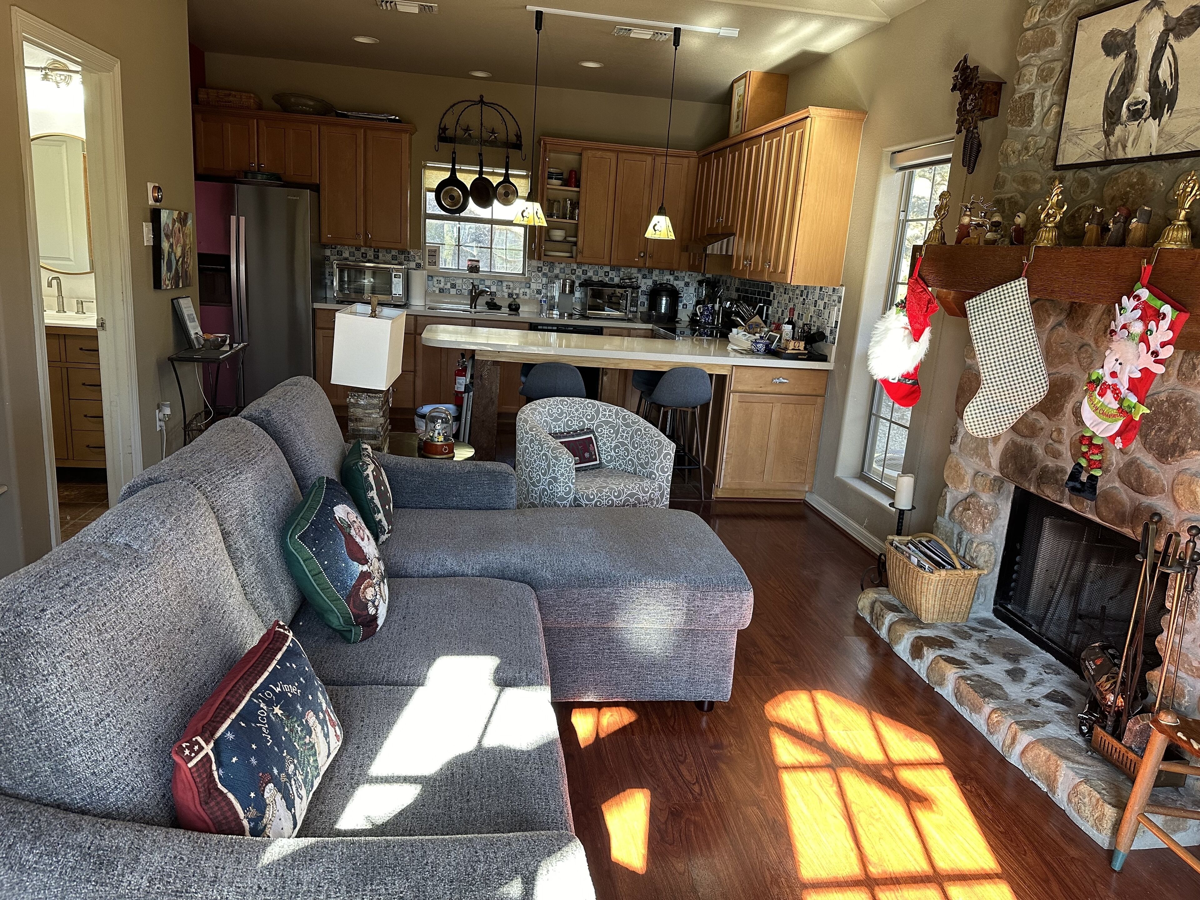 Een smart-tv, een open haard, boeken en een muziekbibliotheek