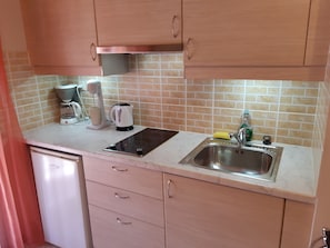 Family Apartment | Private kitchen | Fridge, stovetop, coffee/tea maker, electric kettle - Villa Ariadni (Kalavrita)