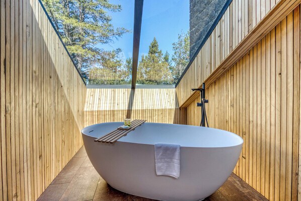 Badewanne, Haartrockner, Handtücher, Seife